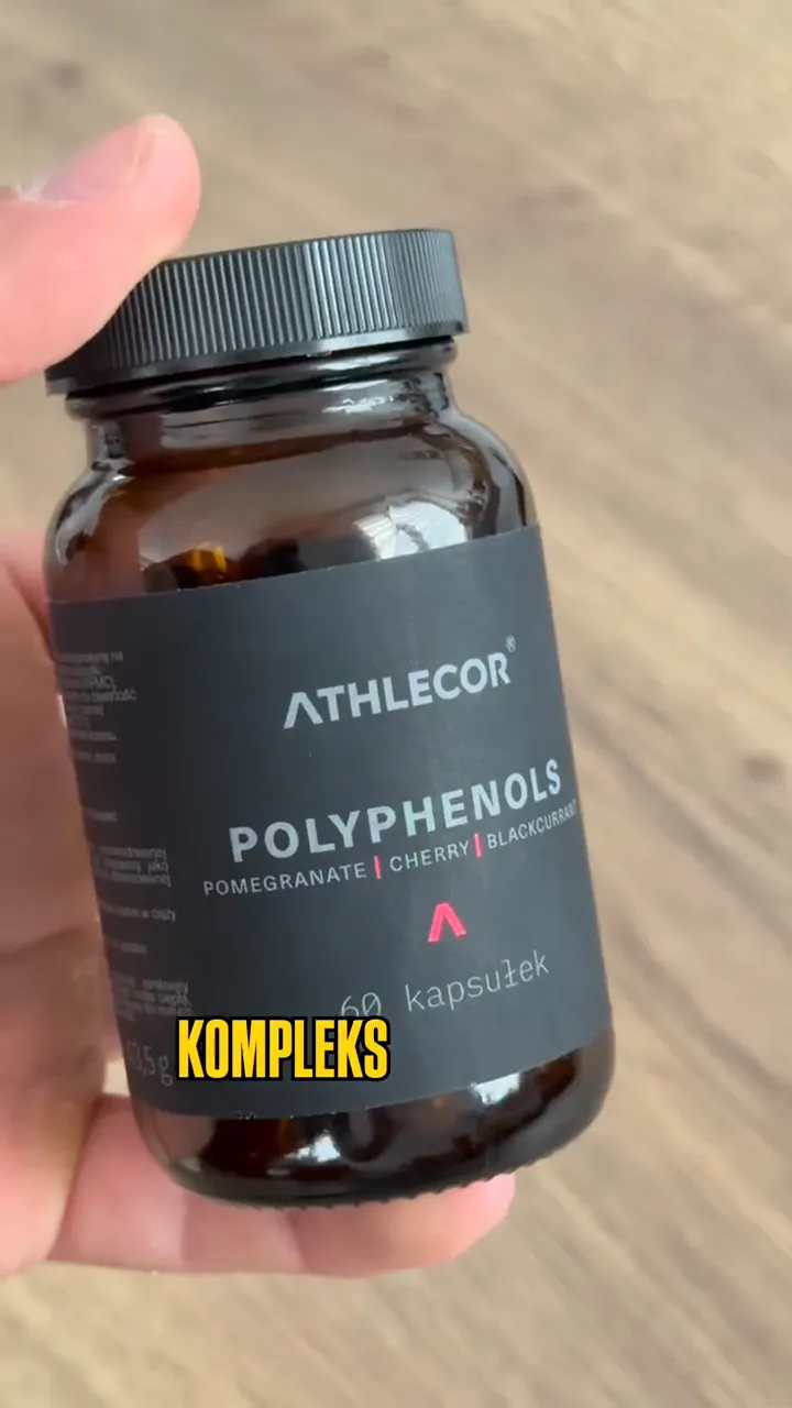 Paweł Murawski pokazuje słoik Polyphenols w rolce o regeneracji