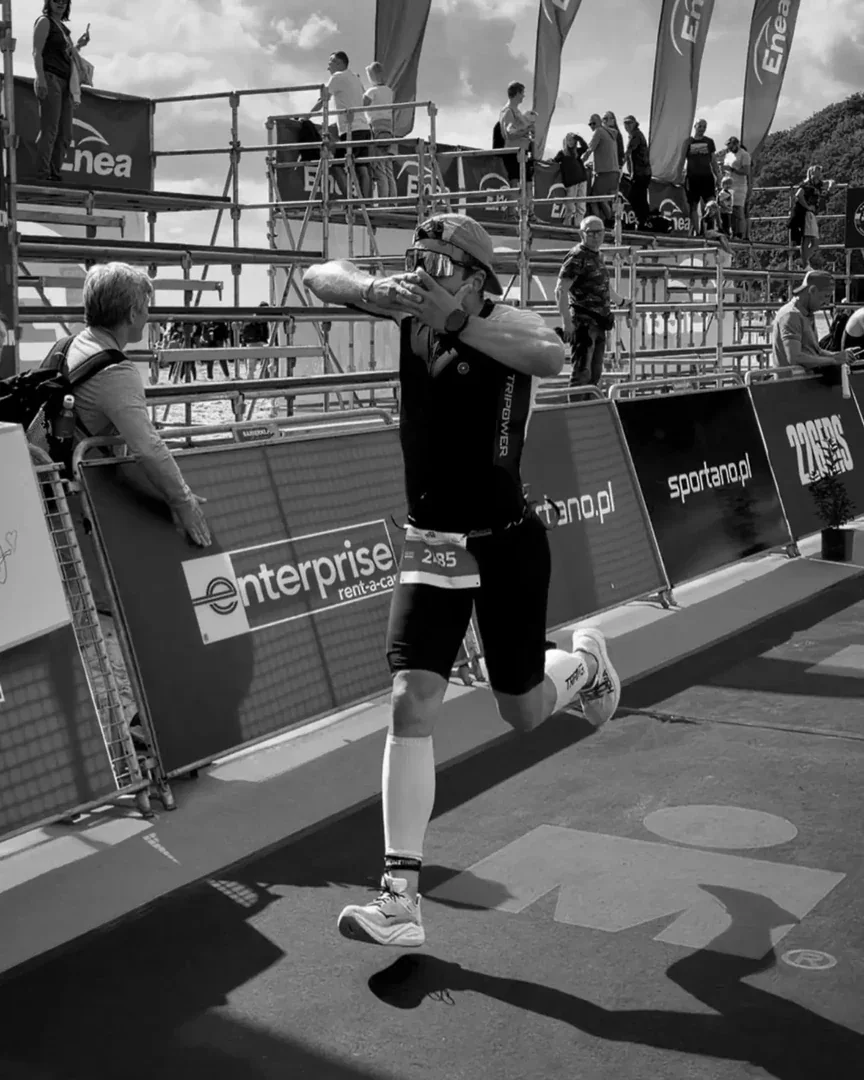 Łukasz Kałdowski na mecie IRONMAN 5150 w Gdyni
