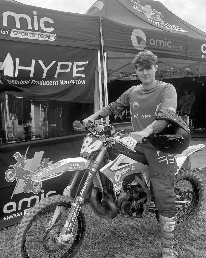 Jakub Kowalski przy motocyklu